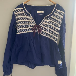 Odd Molly blus  - Säljer min superfina oddmolly blus, är i jätte fint skick och har många små söta detaljer💕 köparen står för frakten 📦