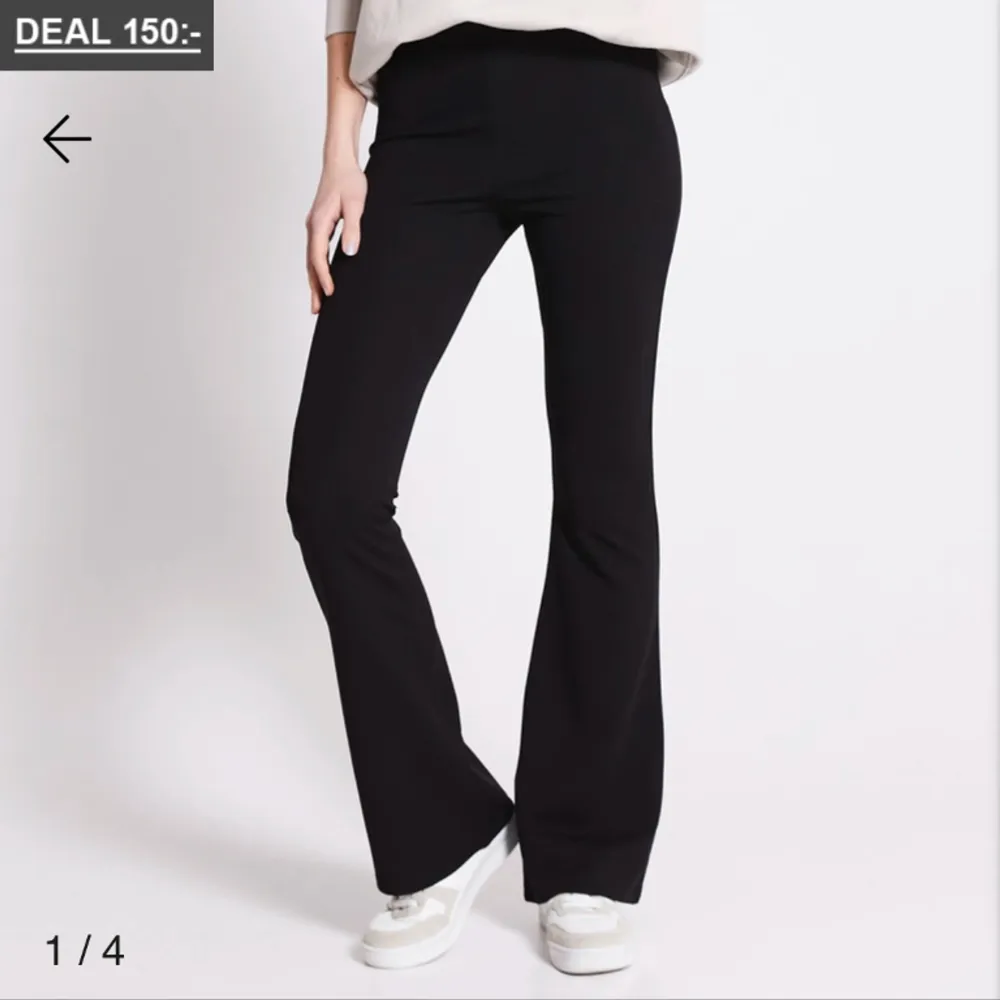 Hej! Säljer 2 Yogapants från Lager157 då dem är lite stora för mig 😊 dem är avklippta och passar om man är under 160 cm! Jag säljer i både grå och svart 🤍 säljer för 40 kr /st elr båda för 70kr. Jeans & Byxor.