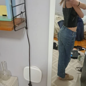 Straight mid/low waist jeans - Har ett litet litet hål i grenen som man kan lätt sy ihop, men i övrigt felfria. Väldigt fin passform! Rätt så små o storleken. 