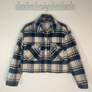 Rutig zara kappa  - Blå/vit rutig kappa från zara i storlek xs. Bra skick. 