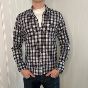J.Lindeberg skjorta - J.Lindeberg Skjorta | skick 9/10 | storlek M | Pris 249kr | Modellen på bilden är 187cm | Fraktar via PostNord och Instabox på köparens bekostnad:)  Hör av dig vid frågor och funderingar mvh