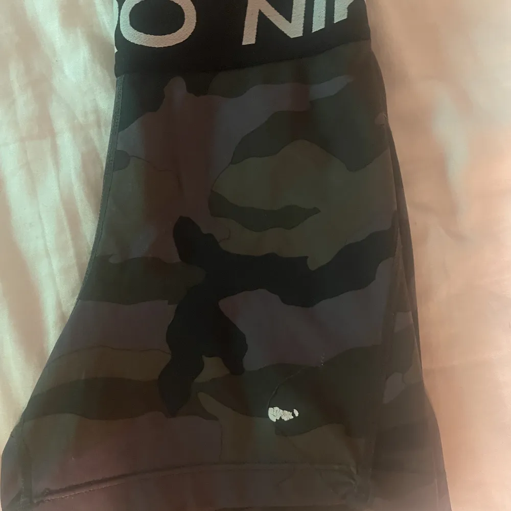 Säljer ett par skit snygga Nike pros med camouflage mönster. Märket är som sagt lite sönder men resten av shortsen är som nya. Shorts.