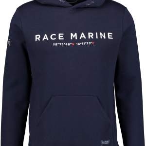 Fin mörkblå hoodie från Face Marine. Köptes för 499 kr och har inte kommit så mycket till andvänding och darför säljer. Har en liten fett fläck i mitten på tröjan se sida 2 men syns knappast.