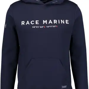 Fin mörkblå hoodie från Face Marine. Köptes för 499 kr och har inte kommit så mycket till andvänding och darför säljer. Har en liten fett fläck i mitten på tröjan se sida 2 men syns knappast.