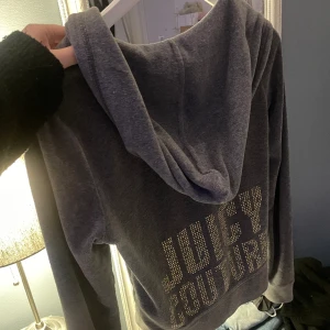 Juicy kofta  - Säljer min jättefina juicy kofta då jag nästan aldrig använder den. Köpte på Plick :) stolek xs/s 