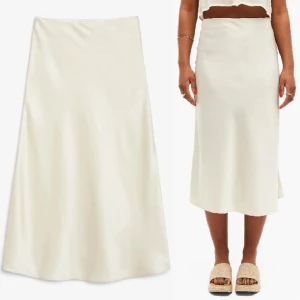 Satinkjol off-white/beige 36 - Satinkjol off-white/beige 36 Satinkjol i beige/off-white färg i storlek 36 från Monki. Helt i nyskick då den aldrig är använd