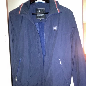 Sail racing vår jacka  - Sail racing vårjacka. Storlek S i juniorstorlek i mörk blå  färg. I mycket bra skick.