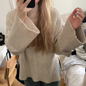 Stickad tröja  - Stickad tröja från Gina NYSKICK ALDRIG ANVÄND!!! 150 kr+frakt, möts även upp i Stockholm💗💗