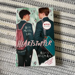 heartstopper vol.1 Netflix cover - heartstopper vol.1 Netflix cover. Aldrig läst så i bra skick. På engelska, 150kr!!