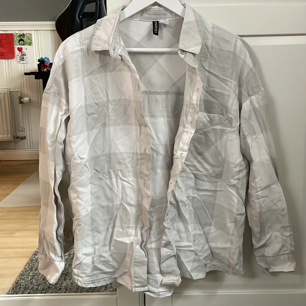 Säljer denna rutiga skjorta från HM, divided. Den är väldigt tunn. Den har en ficka och knappar längst ner i ärmarna. Den är sparsamt använd, därav bra skick. Säljer för 60kr. Skriv till mig för mer info eller om övrig information önskas💕. Skjortor.