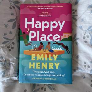 Säljer ”Happy Place” av Emily Henry i nyskick. Skickas mot fraktkostnad 🫶🏼