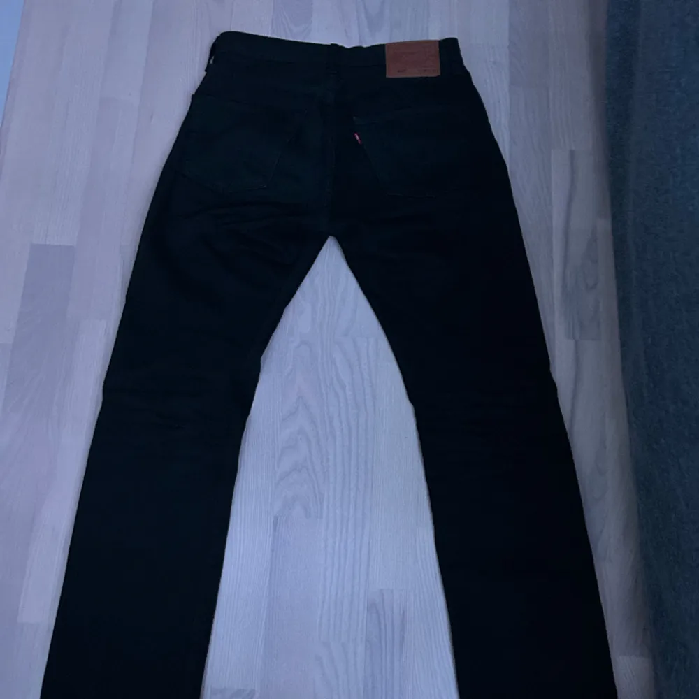 Ett par Levis 501 jeans i nyskick, använda ca 3-4 gånger. Säljer då de är lite små för mig. Väldigt sköna jeans som sitter bekvämt. Dem är köpta för 1100kr.. Jeans & Byxor.
