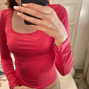 Rosa långärmad tröja - Aldrig använd. Är i storlek S men passar även Xs. 