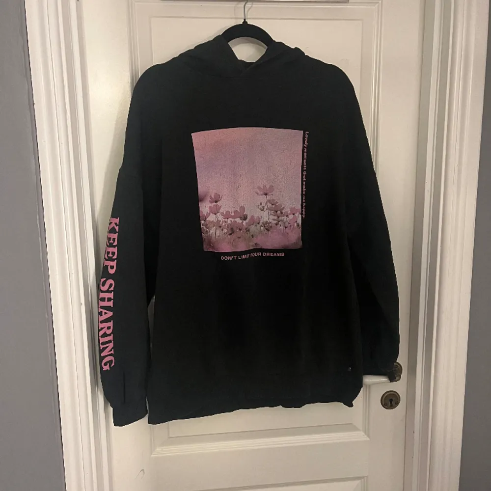 En svart hoodie från pull&bear med ett fint road tryck på. Storlek M. Säljer för att den inte kommer till användning. Köpt för 350kr. . Hoodies.