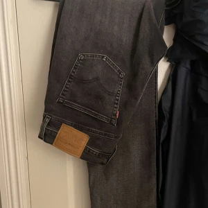 Levis jeans - Säljer dessa Levis jeans i storlek 33/34, väldigt bra skick