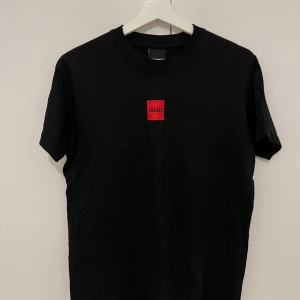 T-shirt Hugo Boss - Ny skick