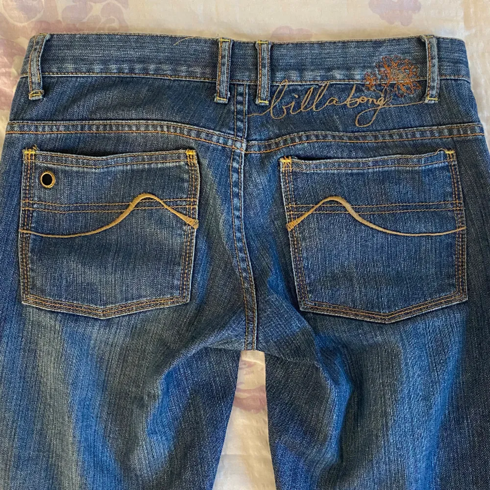 Säljer dessa jättefina Low waist bootcut jeansen. Står ingen storlek men passar stl 34. Har klippt i midjan så man kan knyta så att de sitter bättre (syns inte när man har på sig dom). Lite slitna längst ner (fråga om bild) 💗. Jeans & Byxor.