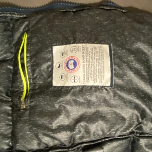 Canada goose down jacket - Säljer min Kanada Goose-jacka. Om ni har några frågor  om jackan, är ni välkomna att höra av er.