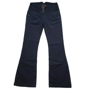 Mörkblå jeans i storlek S-M, aldrig använda 😘 mått: Midja 74cm, ben insida 78cm, ben utsida 102cm