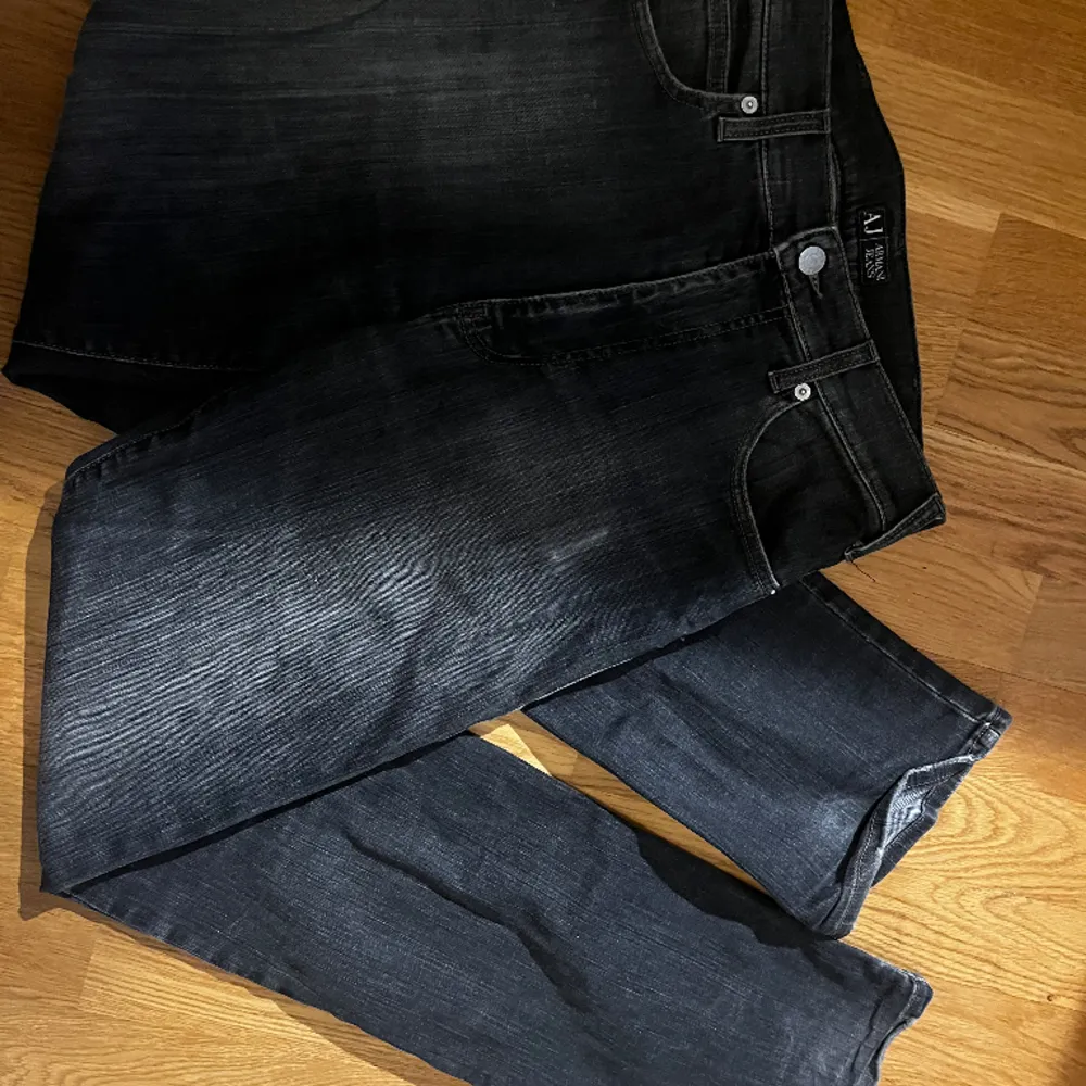 Låg/mid waist jeans från Armani jag köpt på humana men aldrig använt! Skit snygga grå/svart färg. Jeans & Byxor.