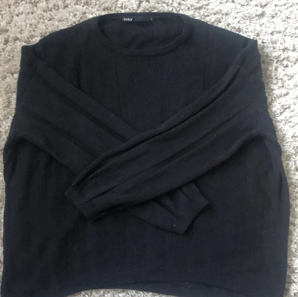 En svart stickad tröja med relativt tunt material. Från ONLY😊. Tröjor & Koftor.