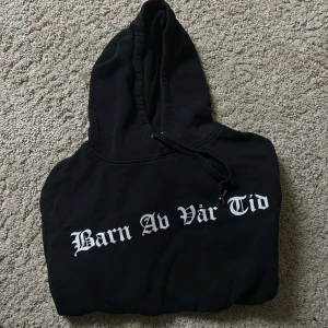 Hov1 Hoodie - ”Barn av vår tid” Hov1 merch i mycket fint skick!   Stl S🫶🏻