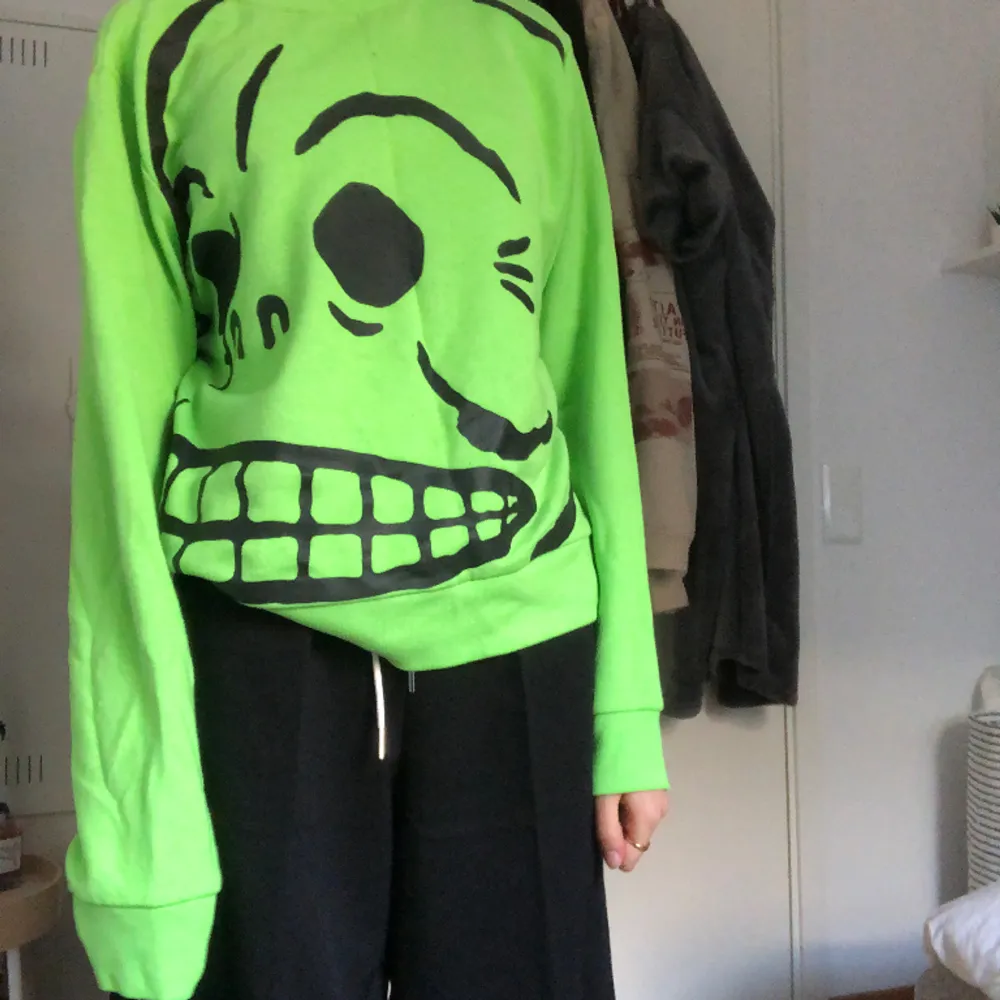 Säljer den här coola gröna sweatshirt för att den inte är min stil längre, den är i storlek M men passar S också, den ger vibes av Billie Eilish. Hoodies.