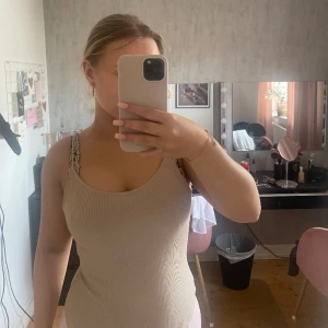 Beige body m öppen rygg - Inte använd, perfekt skick