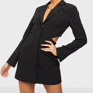 Blazer klänning nelly  - Open back suit dress från NLY TREND. Nypris 649, säljer för 400, nyskick då den knappt är använd🫶 storlek 34 men passar mig som normalt bär 36! 