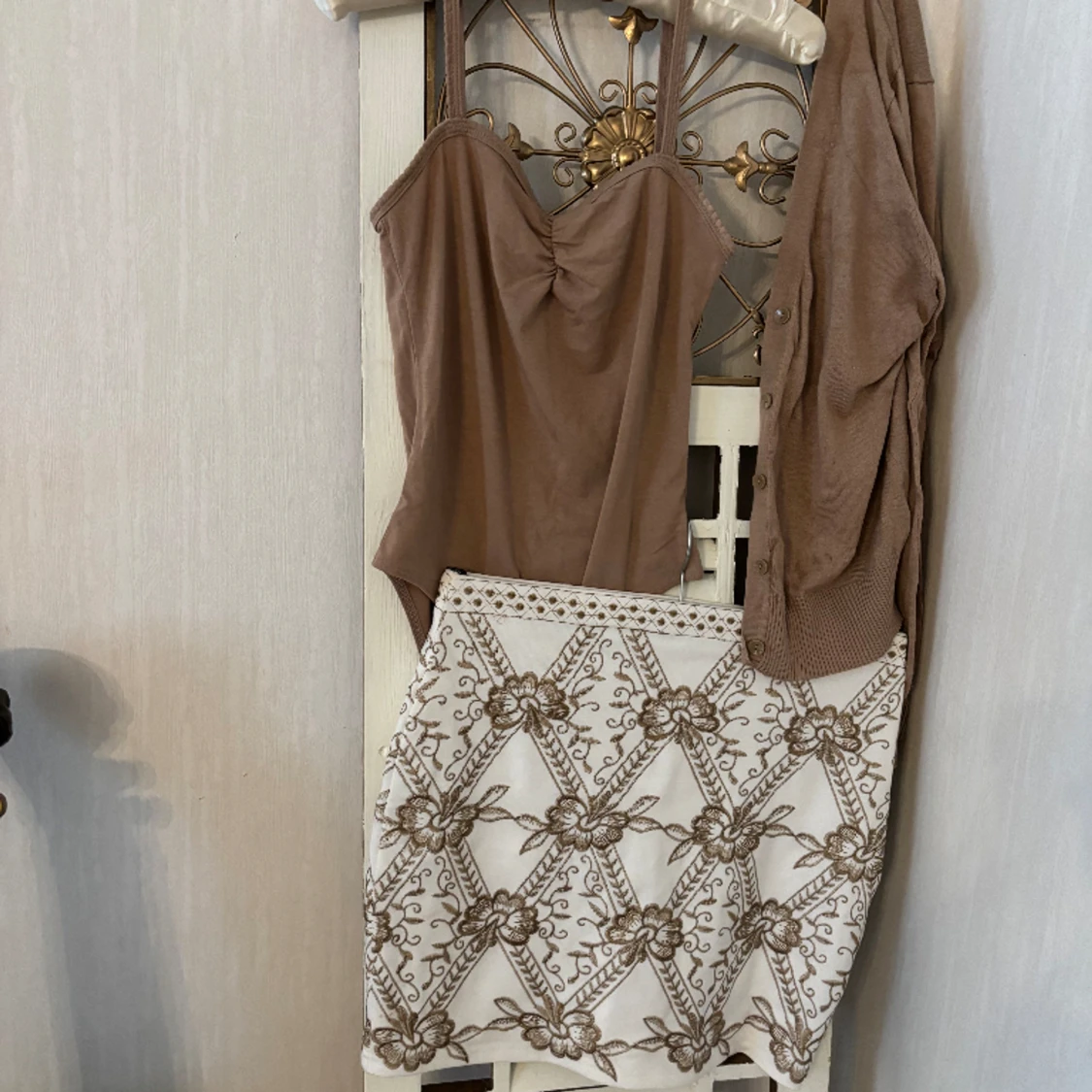 Klädpaket body broderad broderie anglaise  kjol kofta vår sommar 