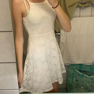 Vit sommarklänning! - Säker då den är för liten för mig :( jätte snygg att ha på sommaren, jag har använt den några gånger (märks längst upp där den blivit lite mörkare) men ändå väldigt bra skick! Skriv om du har några frågor🌟