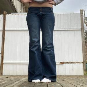 skitsnygga lågmidjade bootcut jeans, i perfekt skick!  Öppen för prisförslag💘 Midjemått: 40 cm Innerbenslängd: 74 cm