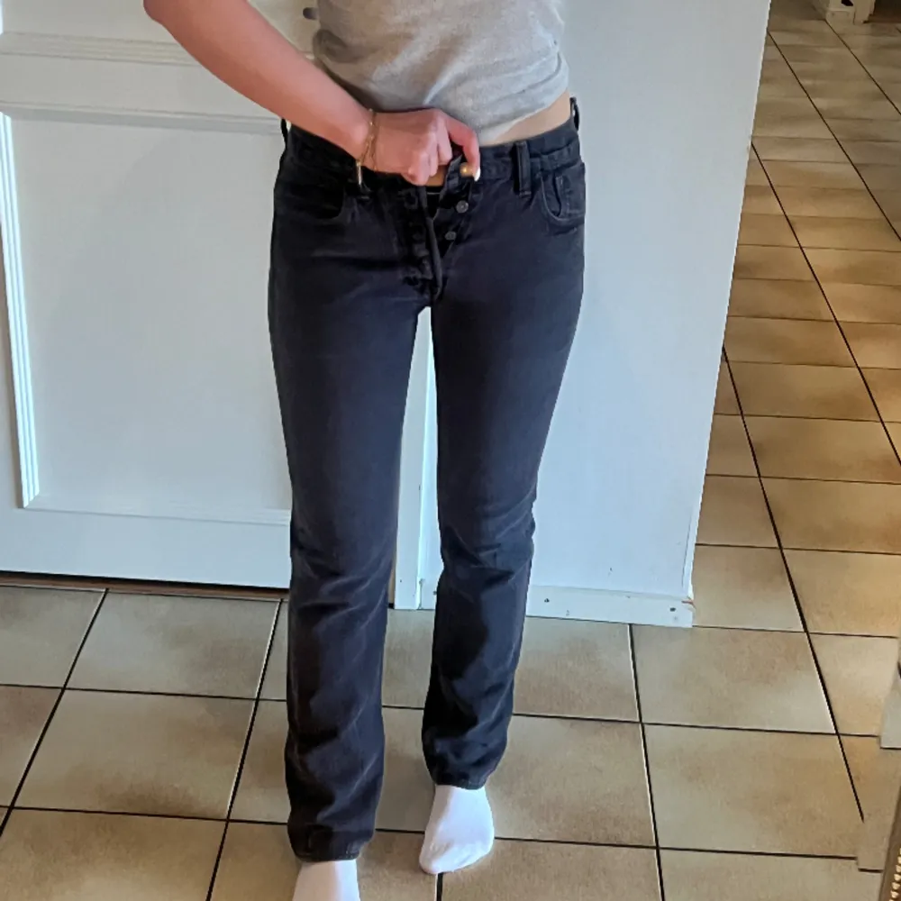 Säljer dessa fina Levis 501 jeansen då den tyvärr blivit för små för mig, W29, L32. Jag bär normalt storlek S och är ca 172 cm. Super fint skick. Skriv vid intresse eller frågor. . Jeans & Byxor.