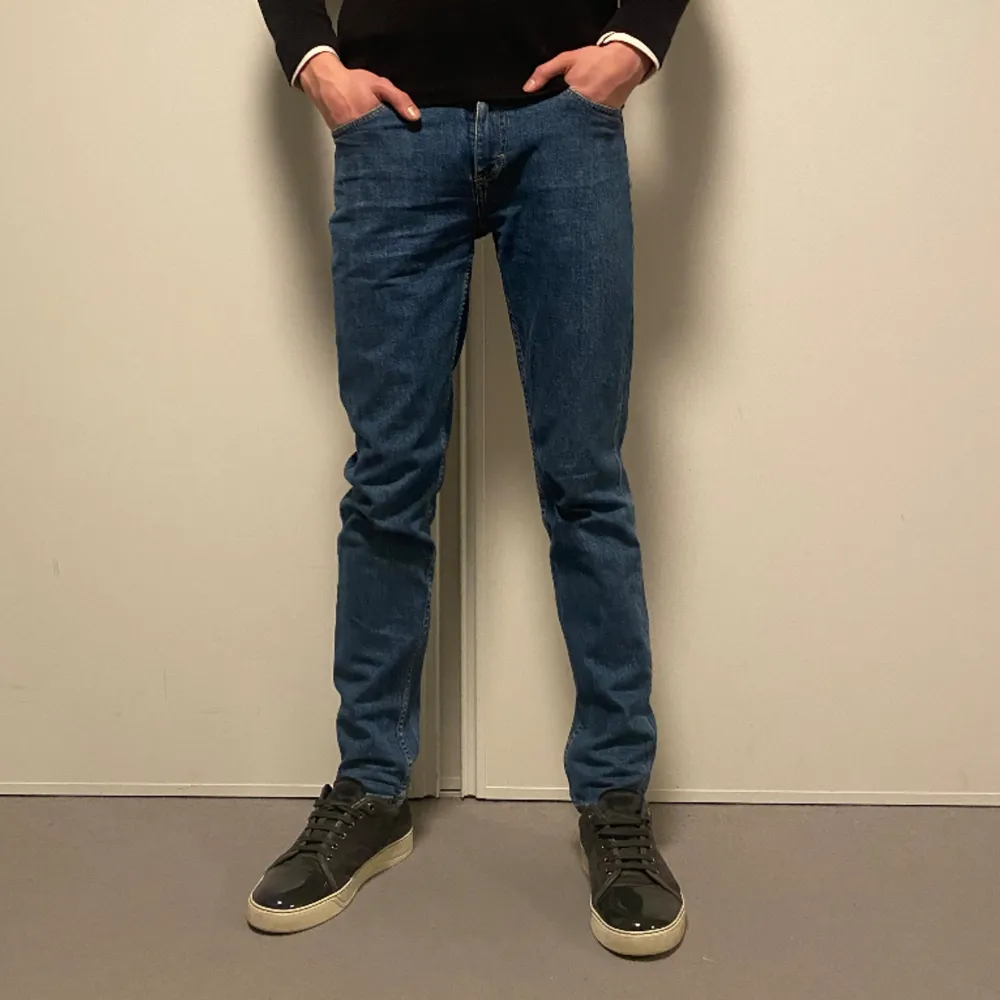 Super snygga Massimo Dutti jeans i modellen slim fit. Modellen är 184cm och väger 70kg. Jeans & Byxor.