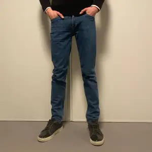 Super snygga Massimo Dutti jeans i modellen slim fit. Modellen är 184cm och väger 70kg