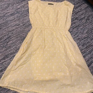 Sommarklänning ONLY - Gullig sommarklänning från ONLY i s. Den är sydd i prickigt bomullstyg samt att klänningen har en vit underkjol. 💕
