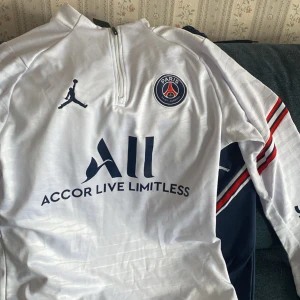 Psg tröja - Skick 9/10 har haft på den en gång inomhus. Mitt pris är 220 kr. Hör av er vid frågor. OBS bara tröja om du vill köpa hela dressen kostar den 450