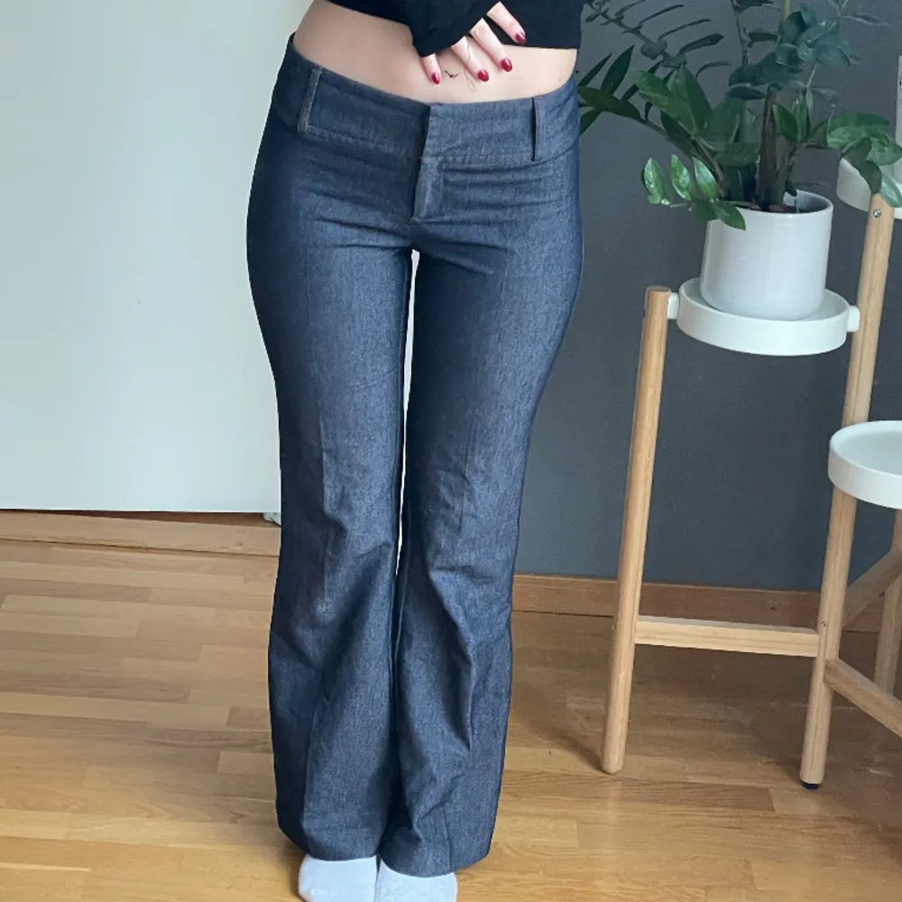 Lågmidjade marinblå kostymbyxor i storlek 34, vintage från HENNES ⭐️😇 Helt perfekta, lite jeans liknande i färgen. Jag är 165 och sitter perfekt i längden . Jeans & Byxor.