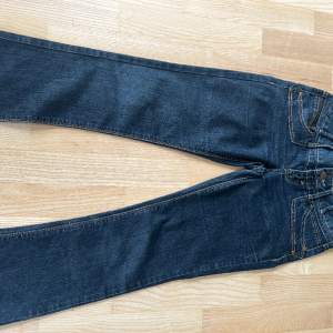 Super fina lågmidjade jeans från Yes Yes i bra skick. Måtten finns i bilderna🥰 priset kan diskuteras!