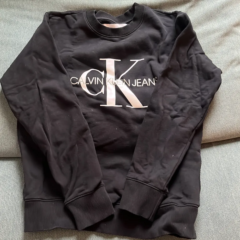 Knappt använd Calvin Klein tröja i mycket gott skick. . Tröjor & Koftor.