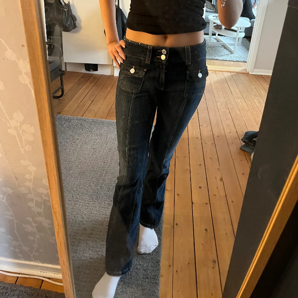 Säljer dessa trendiga hm jeans i storlek 36, låg midja!. Farkut & Housut.
