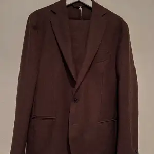 En härlig brun kostym. Dessvärre har jag vuxit ur denna men sparsamt använd. 