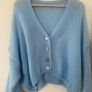 Stickad kofta - Helt ny och oanvänd, ljusblå stickad kofta. Storlek S/M, lätt oversized i modellen. Fick i present men passa ej.