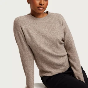 Stickad tröja - Superfin finstickad tröja från VeroModa i färgen Sepia Tint! Använd Max tre gånger och säljer pga. att det inte är min färg💞