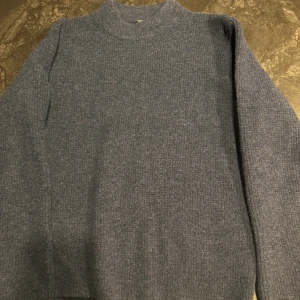 Premium crew neck jumper från Uniqlo - Extremt snygg sweatshirt från Uniqlo, den är i perfekt skick och användes bara ett fåtal gånger. Sitter väldigt snyggt och passar S och M. 