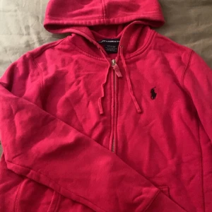rosa polo zip up - köpt secondhand, aldrig använd av mig