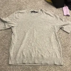 Säljer denna fina gråa T-shirt från lager 157 i gråa