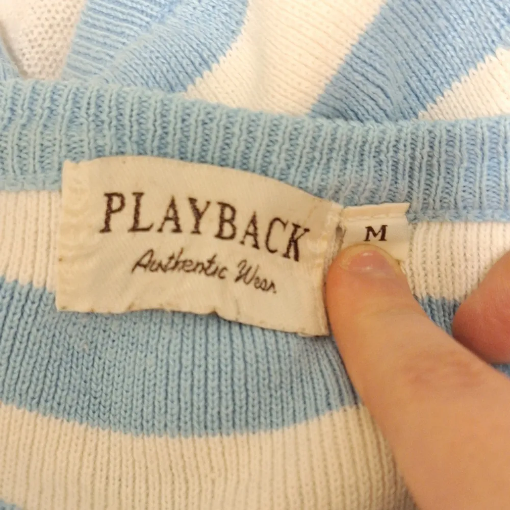 En vit,blå randig kofta/tröja från Playback. Storlek M 🫶🏼 Aldrig använd, nyskick!. Tröjor & Koftor.