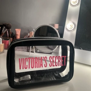 Victora secret necessär  - Snygg,clean och rymlig necessär från victora secret. Perfekt för att ha sitt smink eller lite större hudvårds artiklar i 🩷