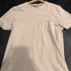 Oanvänd töja från MQ! - En fin tröja från MQ, mer specifikt Bondelid. Den är helt oanvänd och passar S och M, passformen är mer slim-fit så du vet. Meddela vid intresse! Pris kan diskuteras. 